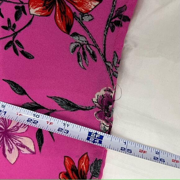 Socialite hot pink floral camisole with scalloped V Neck & adjustable straps XL - Picture 3 of 9